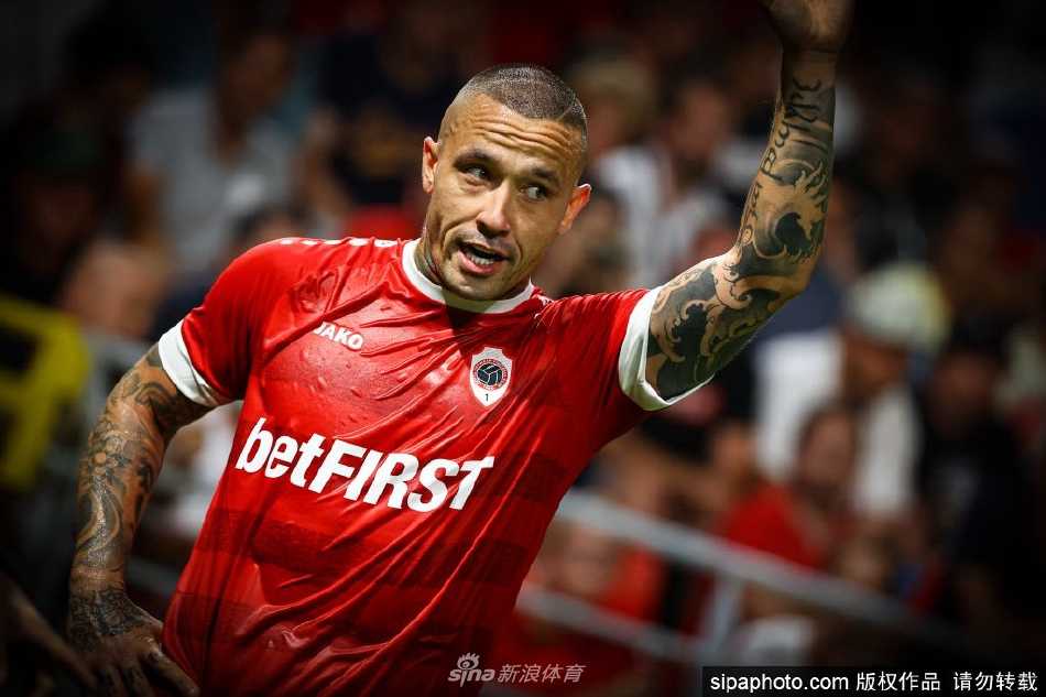 纳因戈兰身穿斯帕尔训练服，在球场上露出自信微笑