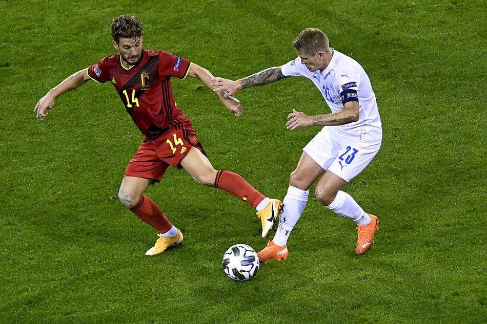 巴舒亚伊在队友簇拥下张嘴怒吼，庆祝个人本场首粒进球，他的梅开二度为球队大胜立下汗马功劳。