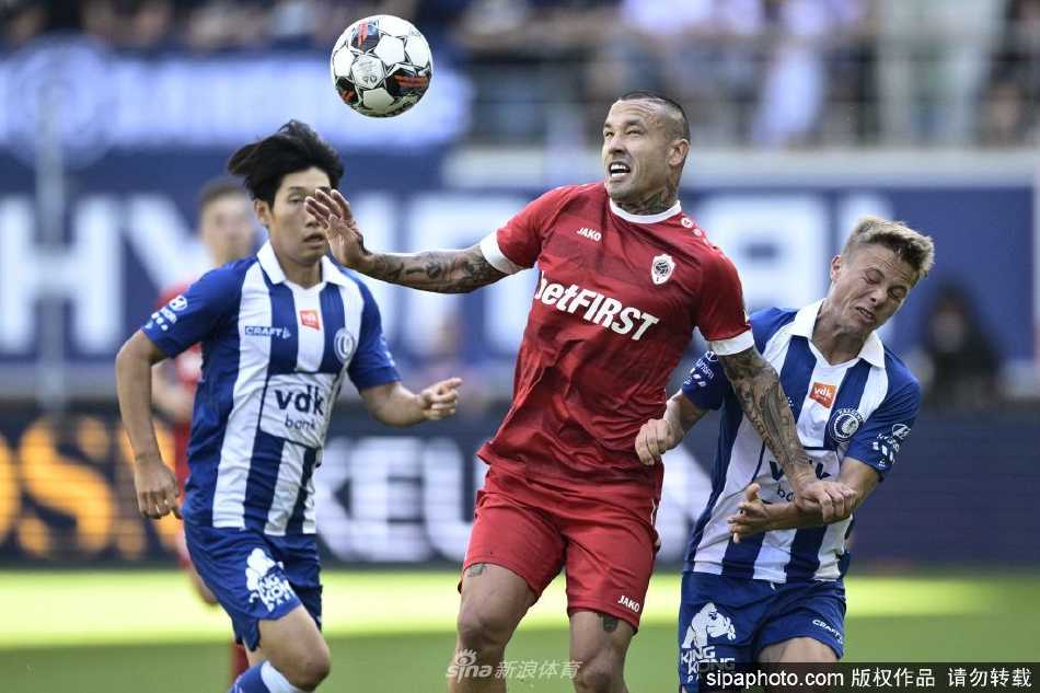 纳因戈兰在新闻发布会上正式亮相，眼神坚定望向未来