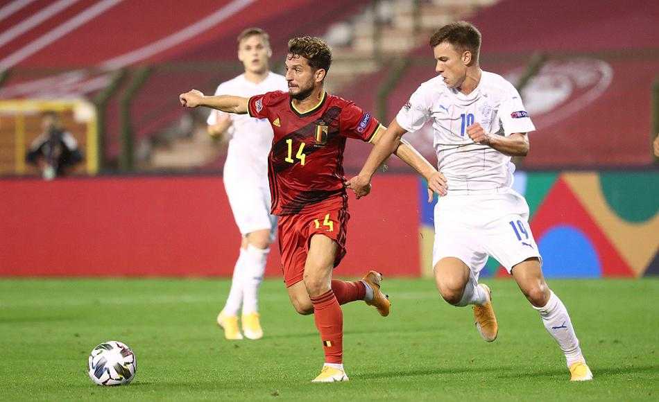 比利时众将相拥，庆祝维特塞尔扳平比分的关键进球，看台上空无一人却难掩他们的激情。