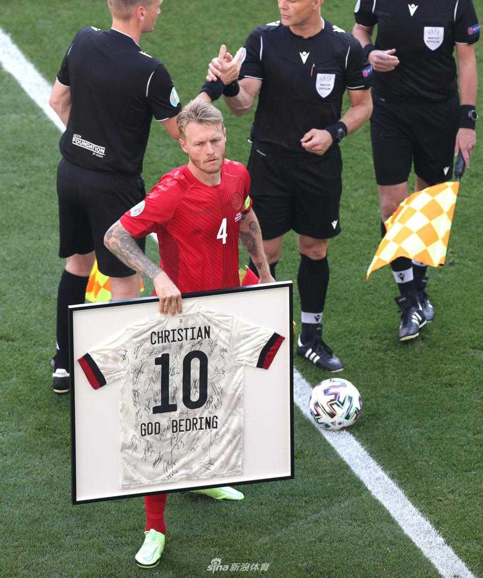 比利时队长维尔通亨在比赛开始前，神情庄重地将一件签满比利时全队名字的埃里克森球衣赠予丹麦队，这件球衣承载着对手最诚挚的敬意与祝福。