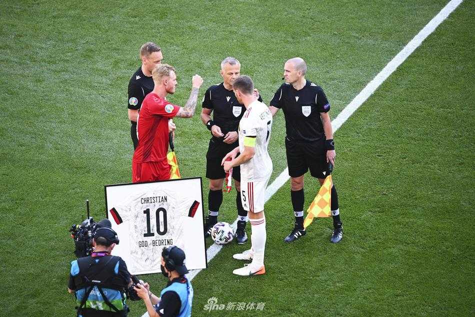 巨大的丹麦队10号球衣如旗帜般铺展在哥本哈根帕肯球场的草坪上，全场球迷起立鼓掌，雷鸣般的掌声与呐喊汇成一股温暖的力量，直达不远处埃里克森所在的医院。