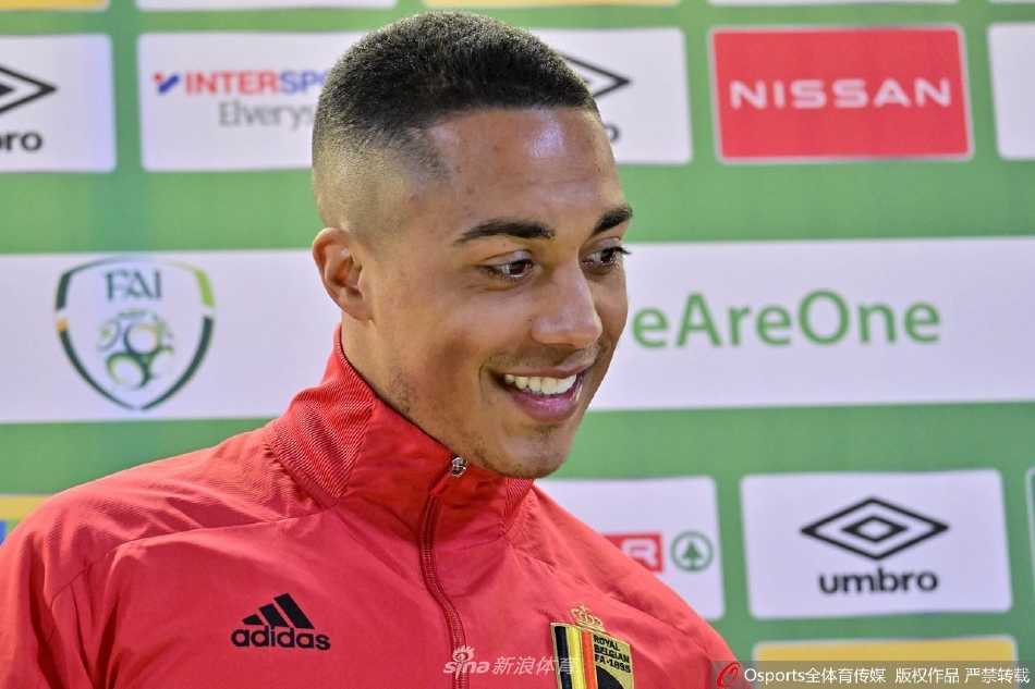 球员们围成一圈进行拉伸热身，在落日余晖下为高强度训练做好准备