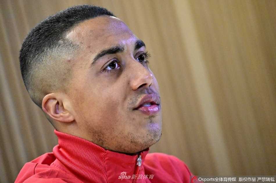 主教练马丁内斯在场边凝视训练，若有所思地筹划着球队的战术布局