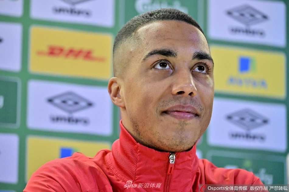 训练间隙，比利时队球员们并肩而立，共同听取教练组的战术指导与安排