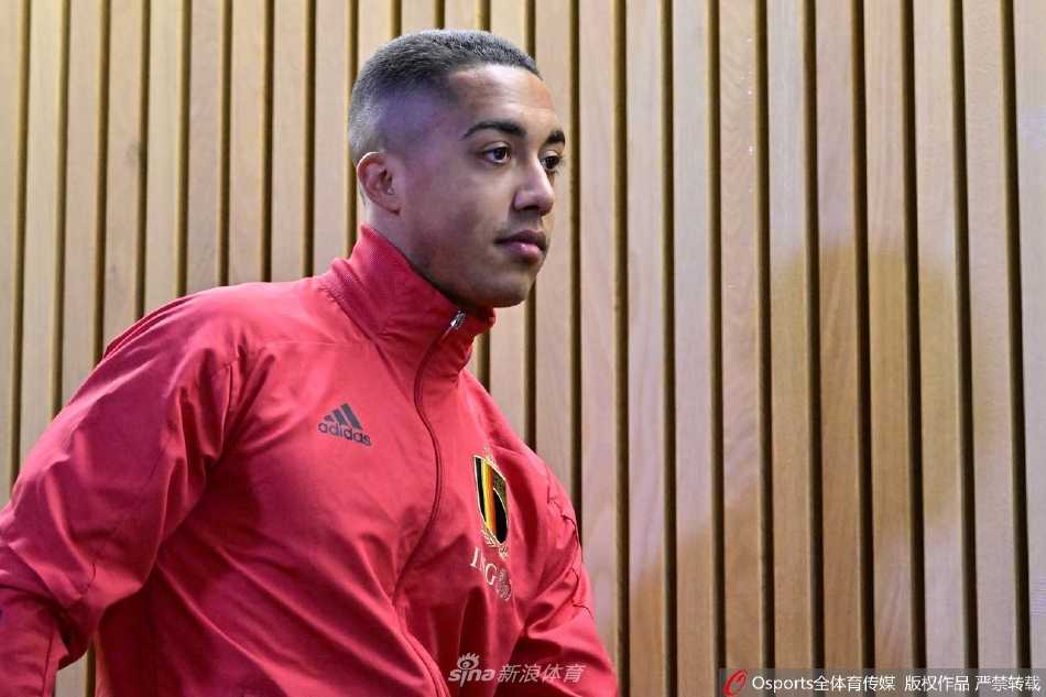 两名比利时球员在训练中激烈拼抢，展现了球队内部对抗的高强度与竞争性