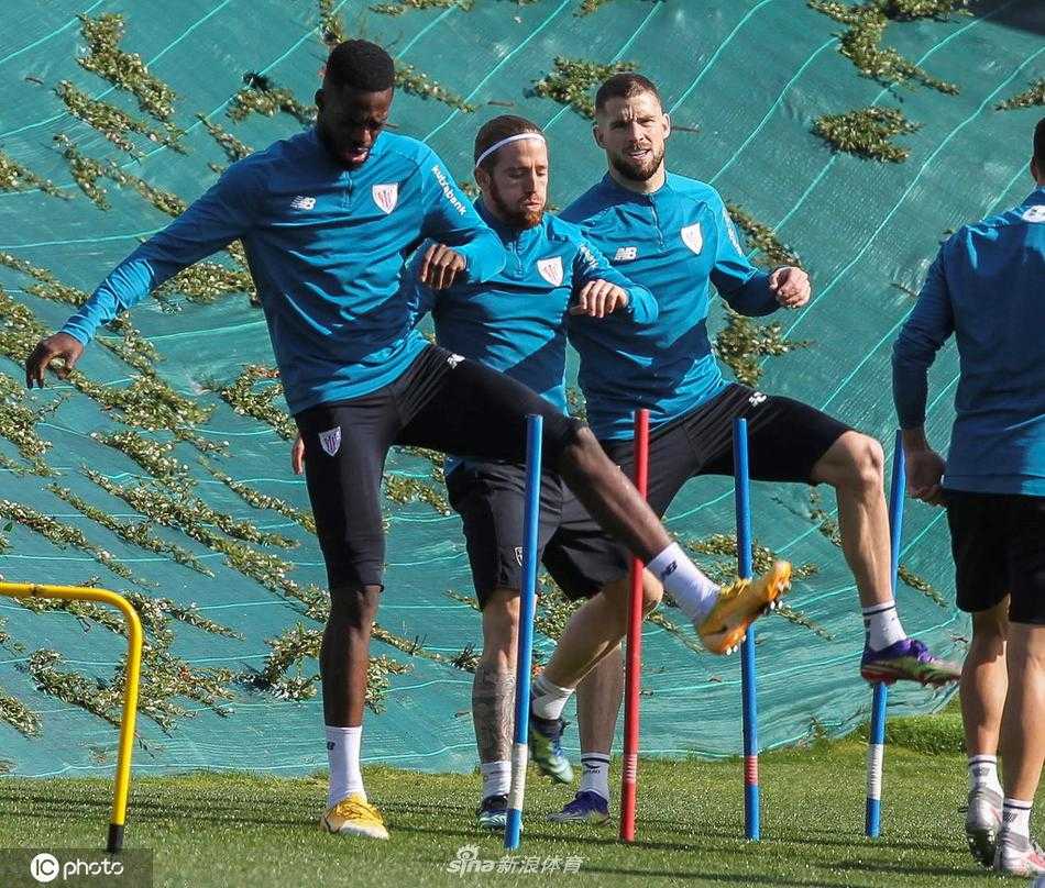 训练场上，一名毕尔巴鄂竞技球员全神贯注地进行盘带练习，他脚下的足球仿佛被赋予了生命，每一次变向都在模拟着决赛中可能遇到的巴萨防守队员。