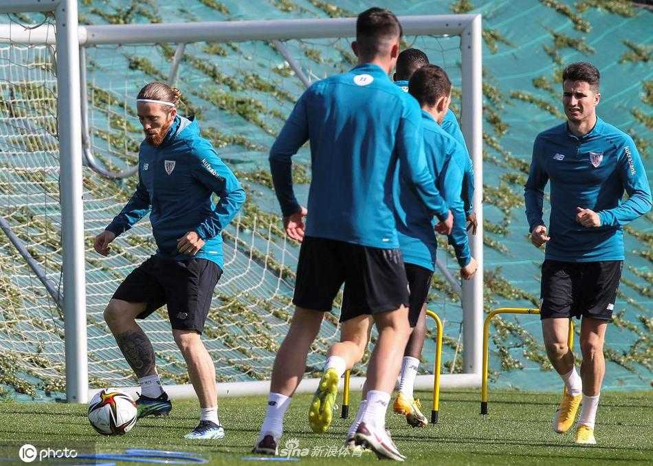 毕尔巴鄂竞技的将士们围成一圈，在训练场上进行最后的战术部署，阳光洒在他们身上，每一个坚毅的眼神背后都燃烧着对国王杯冠军的无限渴望。