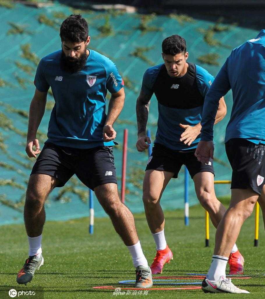 镜头拉近，毕尔巴鄂竞技门将乌奈·西蒙在训练中飞身扑救，他的身体在空中完全舒展，指尖几乎触碰到皮球，这令人血脉贲张的一幕正是球队防守韧性的缩影。