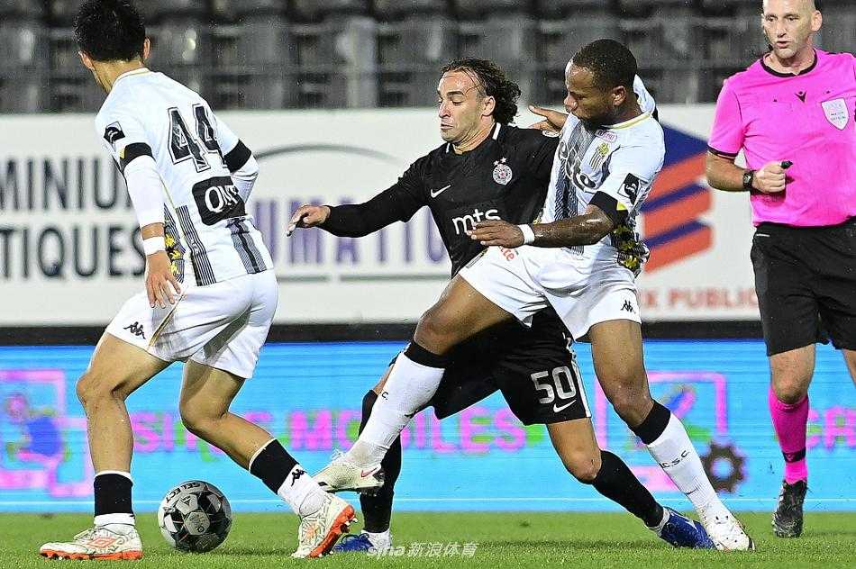 双方球员在中场拼抢时人仰马翻，球鞋与草皮齐飞，充分展现了比赛的激烈程度和对抗性。