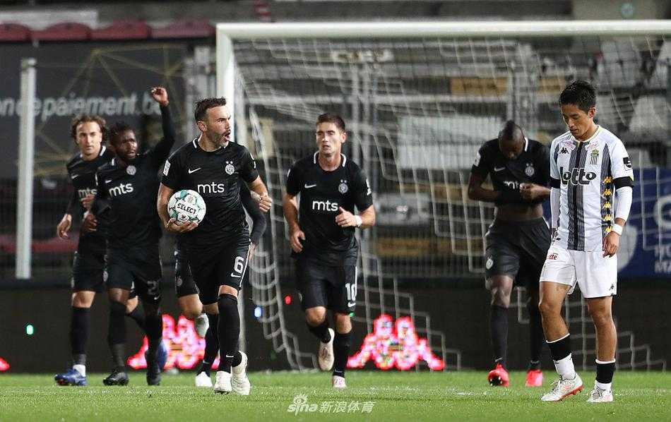 沙勒鲁瓦队伊朗前锋卡维赫·雷扎伊在加时赛破门后激情滑跪，队友们飞奔向他，庆祝这一绝杀进球。