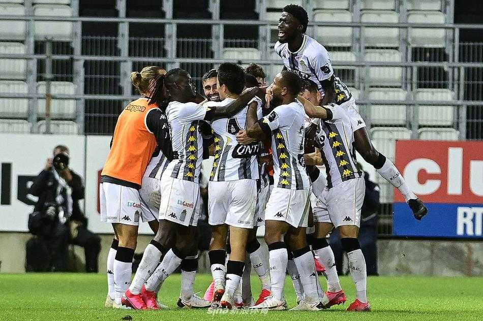 比赛结束后，沙勒鲁瓦球员们如释重负，集体走向场边向不离不弃的主场球迷鼓掌致谢，场面温馨感人。