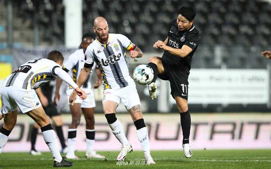 贝尔格莱德游击队员在进球后振臂高呼，脸上洋溢着扳平比分的喜悦，队友们纷纷上前祝贺。