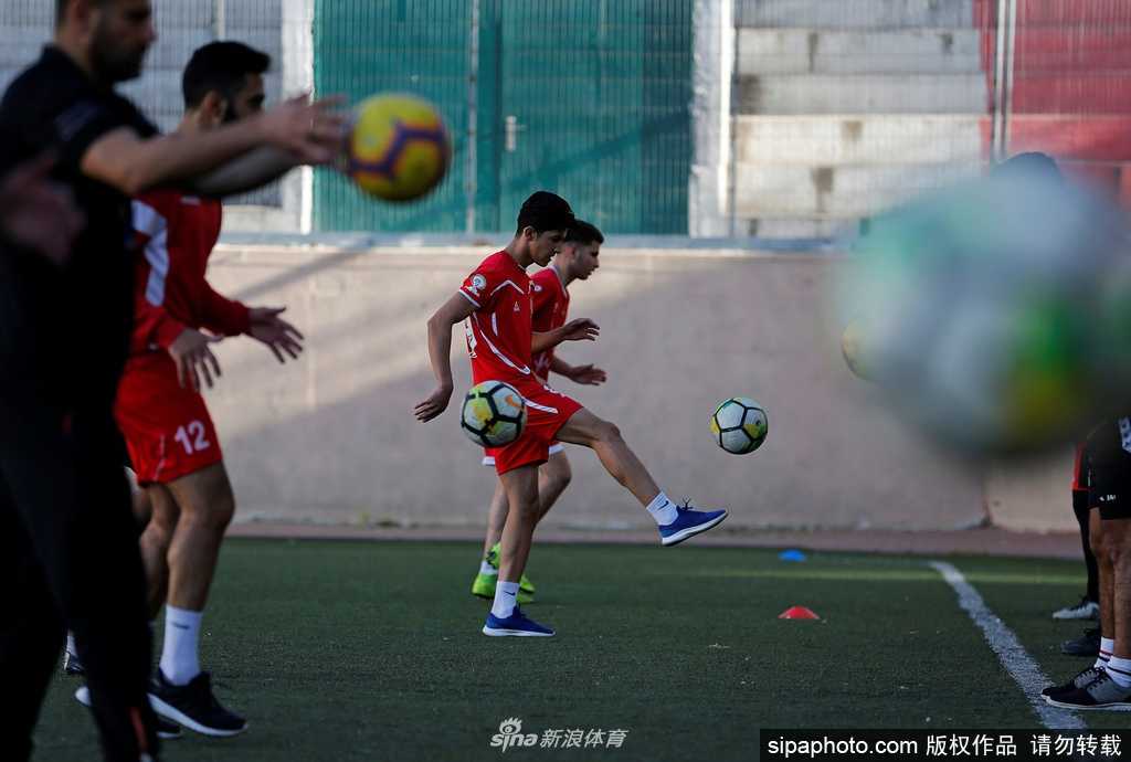 阿赫利队球员在迪拜午后的阳光下，排成整齐的队列进行慢跑热身，他们专注的神情和背后空旷的看台，构成了复训首日最经典的画面。