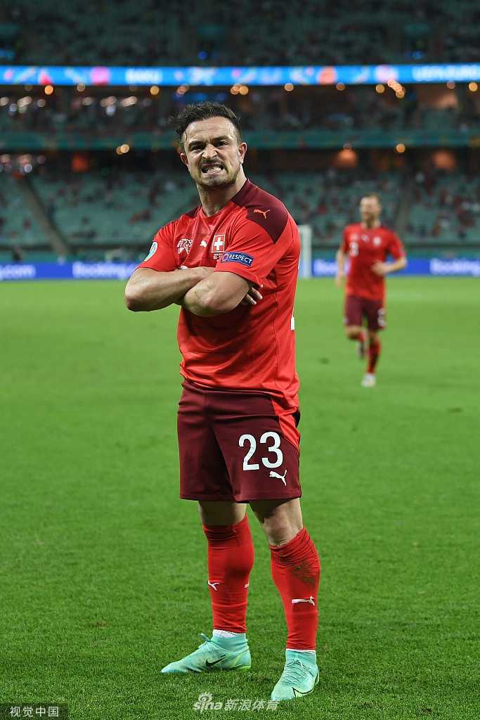 土耳其队球员在开赛前神情肃穆，眼神中透露出复杂与凝重，他们深知面前的是一场必须取胜的生死战，沉重的压力仿佛化为有形的乌云笼罩在球队上空。