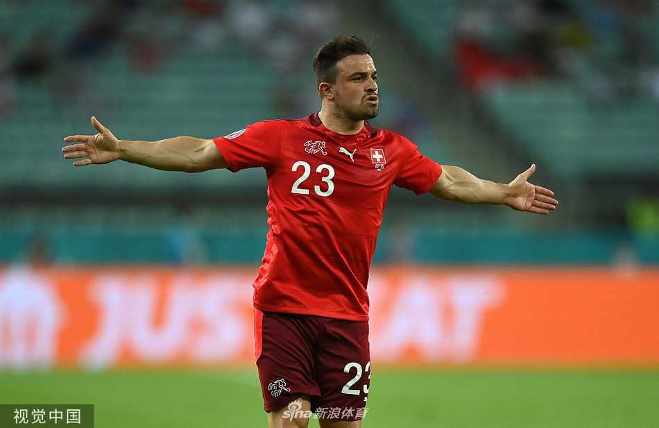 瑞士队的恩博洛与土耳其队的瑟云聚在拼抢中针锋相对，肌肉的碰撞与眼神的交锋，凝固了比赛紧张激烈的瞬间，空气中仿佛都能嗅到火药味。