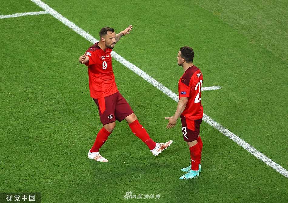 进球功臣沙奇里张开双臂在绿茵场上激情滑跪，他身后的看台上是沸腾的瑞士球迷，这一刻，他仿佛化身翱翔在巴库夜空中的雄鹰，享受着属于自己的英雄时刻。