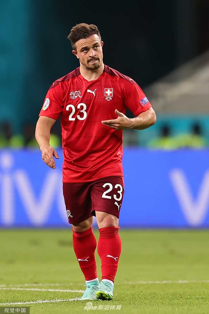 瑞士队的里卡多·罗德里格斯与土耳其队的云代尔在边路缠斗，两人手臂纠缠，眼神紧盯着来球，展现了边路攻防战中寸土必争的激烈与胶着。