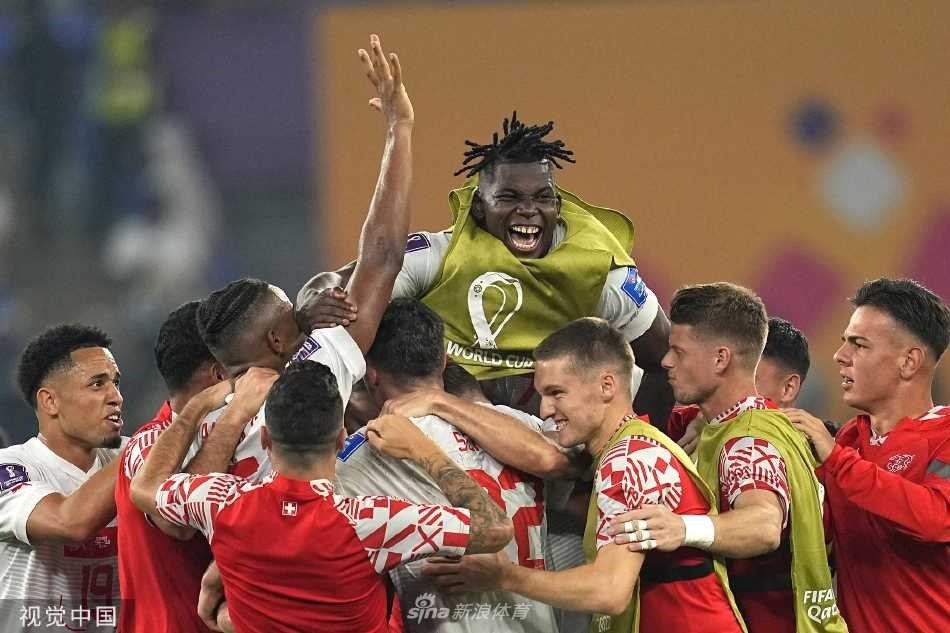 瑞士队球员围在一起紧紧拥抱，庆祝这场来之不易的胜利，他们的脸上洋溢着晋级的狂喜与如释重负。