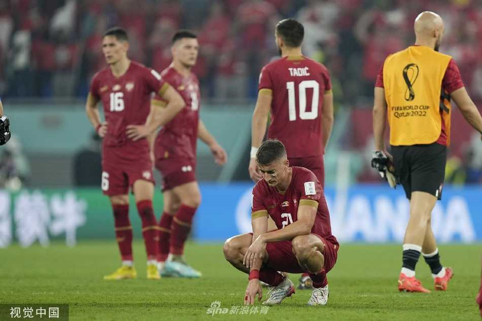 塞尔维亚球员弗拉霍维奇带球突破瑞士防线，他的眼神专注而犀利，展现了球队不屈的进攻斗志。