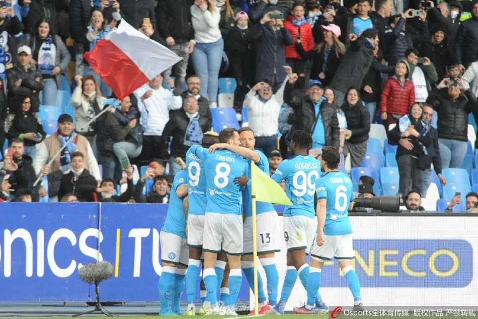 因西涅主罚点球一蹴而就，足球如炮弹般精准飞入罗马球门右下角，那不勒斯取得梦幻开局。