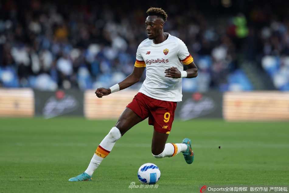 沙拉维破门后张开双臂奔向角旗区疯狂庆祝，身后是蜂拥而至激动不已的罗马队友，看台上一片沸腾。