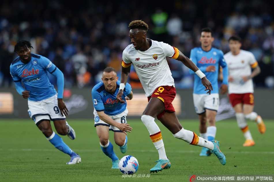 穆里尼奥在场边双手摊开，脸上挂着标志性的无奈苦笑，眼神紧盯着场内争议事发地点。