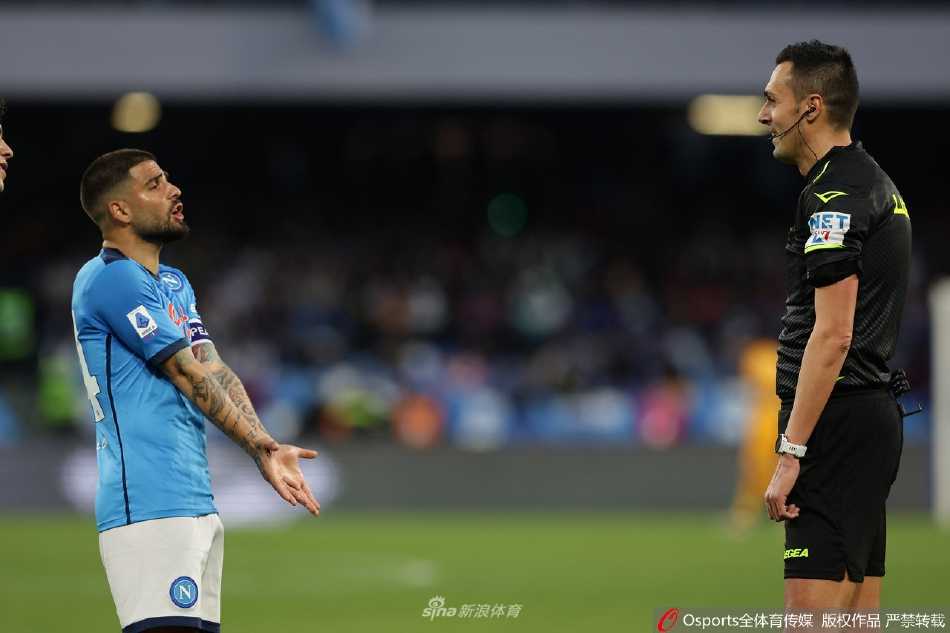 罗马球员围住主裁判激烈理论，手指点向禁区，表情激动地诉说着对未判点球的不满。