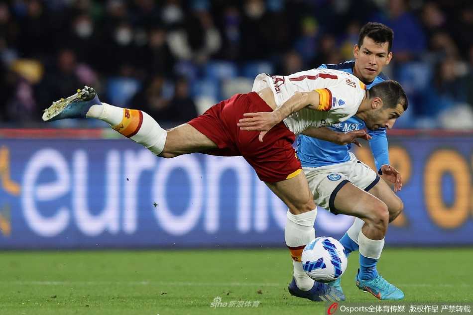 终场哨响，那不勒斯球员神情落寞地低头走向场边，背影在球场灯光下显得无比失望与疲惫。