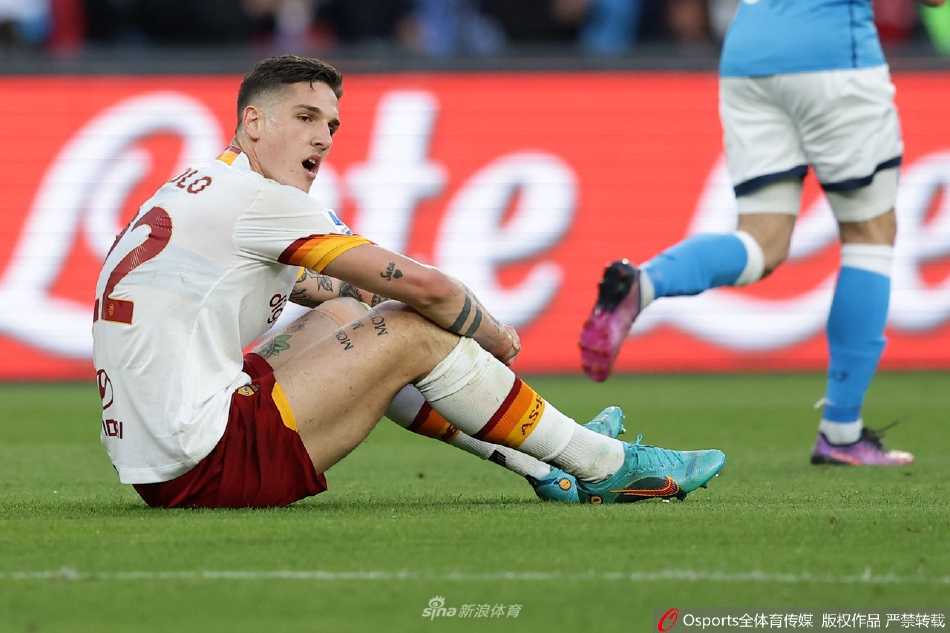 亚伯拉罕背对球门，轻巧地使用脚后跟送出关键助攻，动作充满想象力和欺骗性。