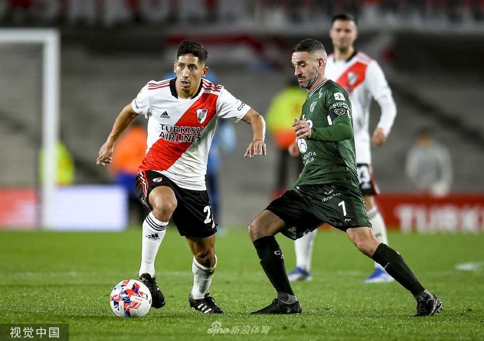 河床队门将腾空跃起，单掌将对手一记直奔死角的劲射托出横梁，身体舒展如鹰，展现极限扑救。