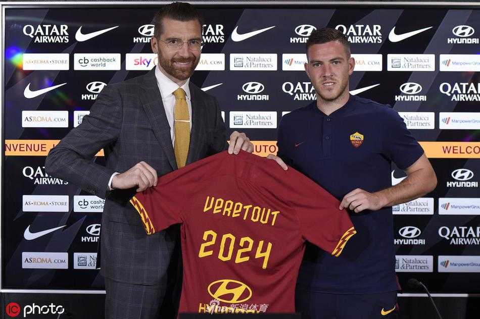 韦勒图展示着他的罗马新球衣，眼神坚定，仿佛在向球迷许诺将在新的舞台上倾尽所有。