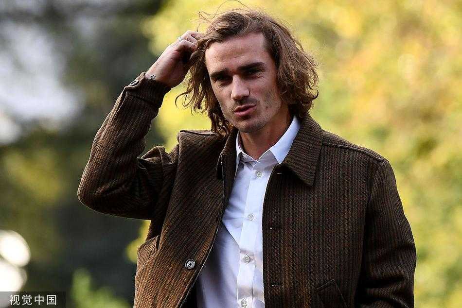 全体队员在训练场上围成一圈，肩搭着肩，高喊着口号，气氛热烈，展示出球队强大的凝聚力和必胜的决心。