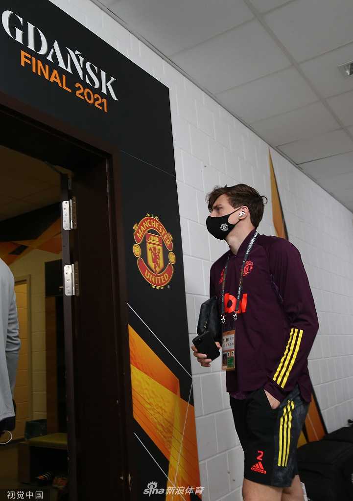 曼联主帅索尔斯克亚在格但斯克球场的新闻发布会上摊开双手，眼神中既有对决赛的期待也带着一丝严肃，仿佛正在向全世界描绘他对冠军的蓝图。