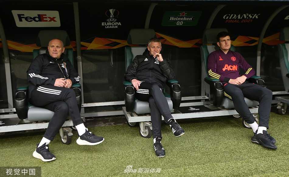 博格巴在训练中轻松地展示着自己的脚下技术，他身旁的队友们全神贯注地进行抢圈练习，皮球在阳光下划出美妙的弧线。