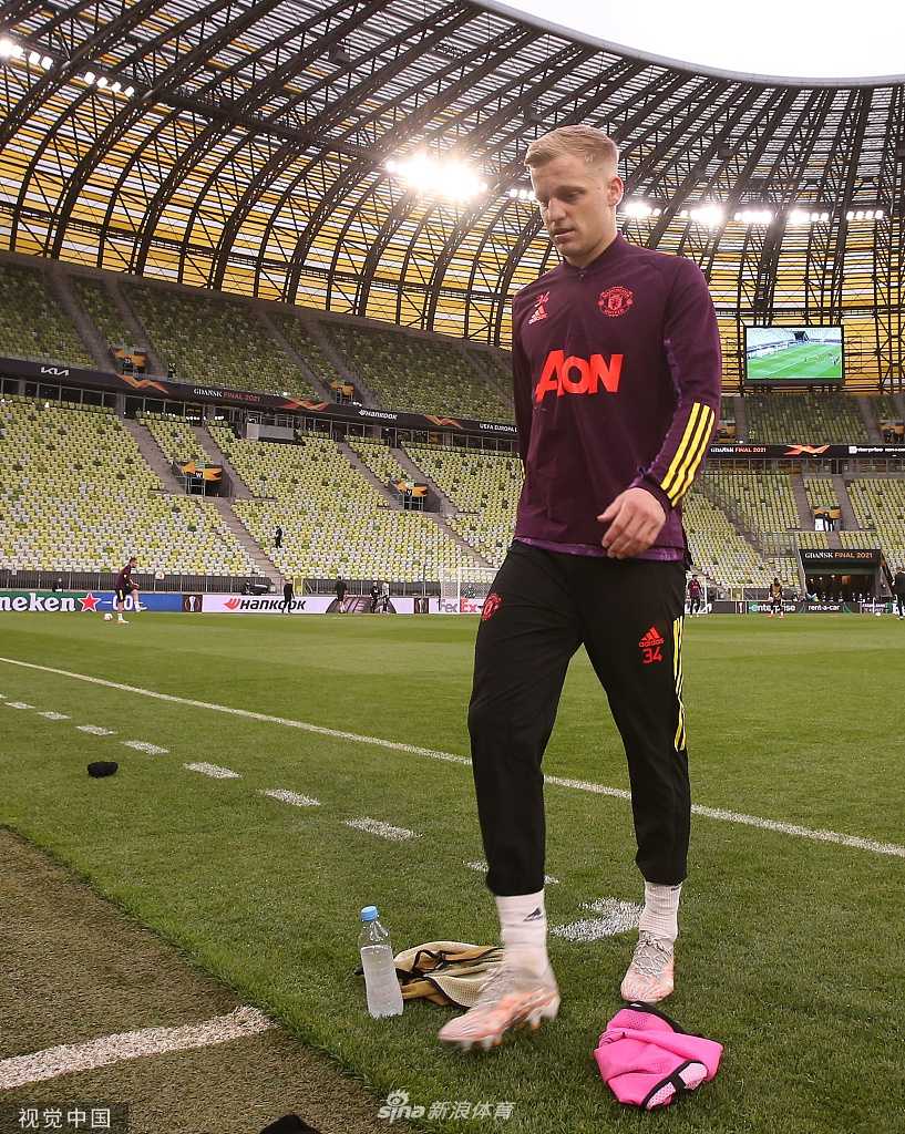 费尔南德斯在训练中紧咬牙关，汗水浸湿了他的发梢，一次精准的传球后他的眼神依然追随着皮球的轨迹，专注得令人动容。