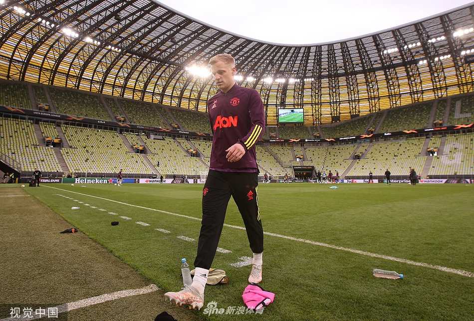 卡瓦尼在训练中高高跃起，尽管只是热身，但乌拉圭神锋的每一次起跳都充满力量，仿佛要将所有的能量都释放在这座决赛球场上。