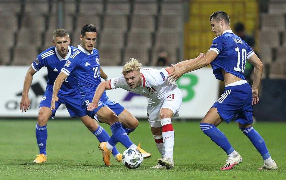 格罗西茨基俯身轰炸，在波黑后卫的包围圈中，波兰边锋如同敏捷的猎豹，用一个近乎贴地的俯冲头球，将球精准地送入球门死角，瞬间反超比分。