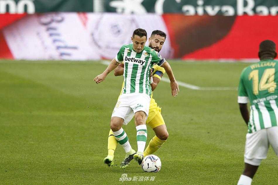 贝蒂斯中场核心卡纳莱斯在被放倒后迅速起身，眼神中燃烧着不屈的斗志，他挥手示意队友压上，准备发动新一轮的攻势，身后是比利亚雷亚尔球员略显紧张的身影。