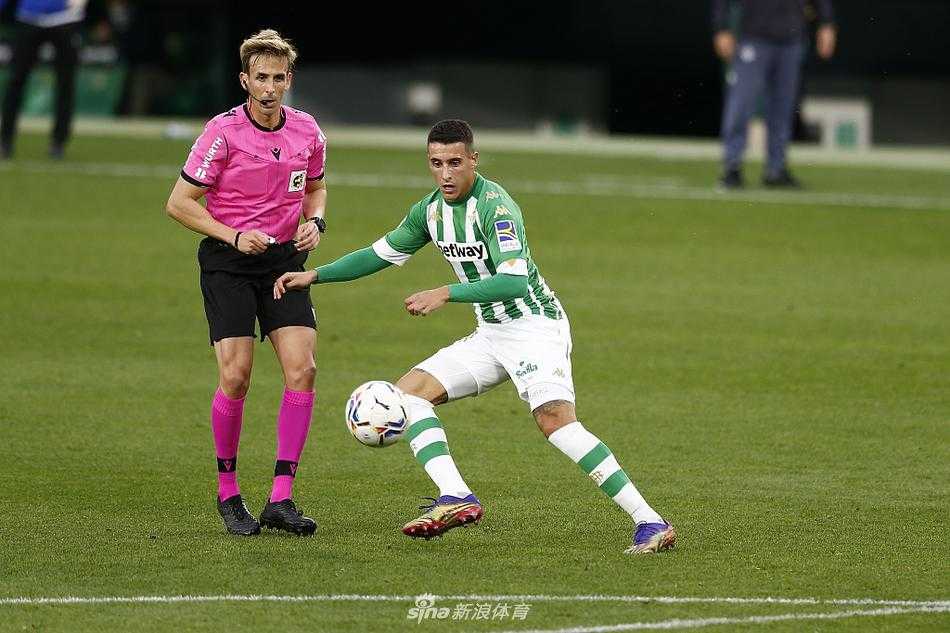 法国球星费基尔在中场拿球转身，面前是两名比利亚雷亚尔球员组成的防线，他脚下灵活拨球，试图用标志性的变向过人撕开缺口，为球队的进攻带来不可预测性。