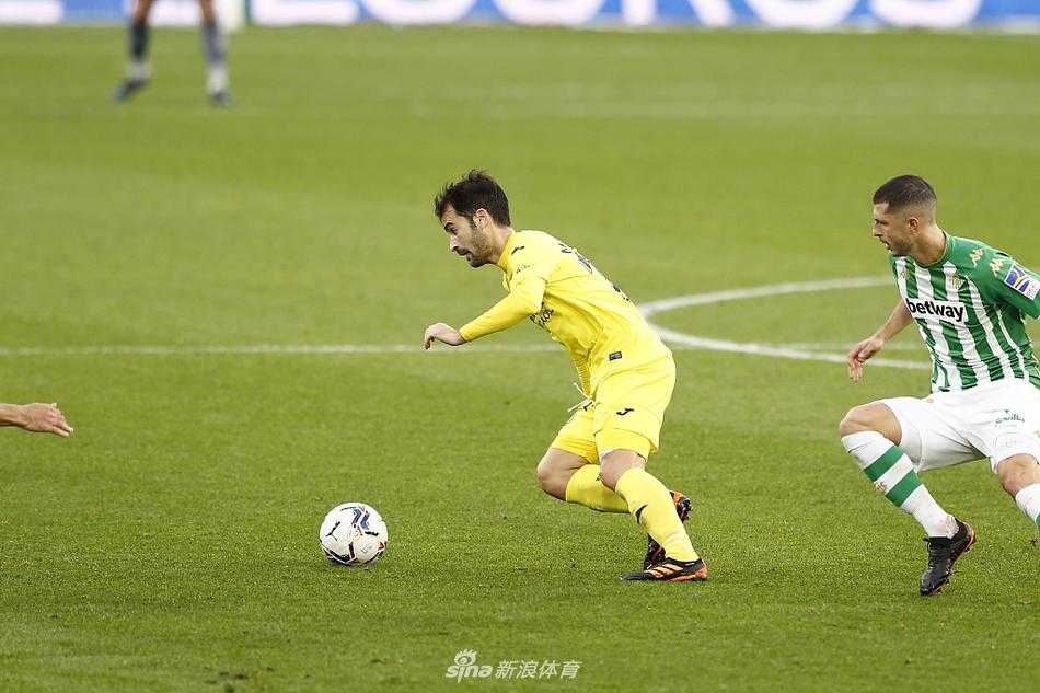 进球功臣保-托雷斯在头球破门瞬间，身体舒展如雄鹰展翅，他身边是试图干扰却为时已晚的贝蒂斯防守球员，背景是比分牌上刚刚跳动的数字，记录下客队领先的时刻。