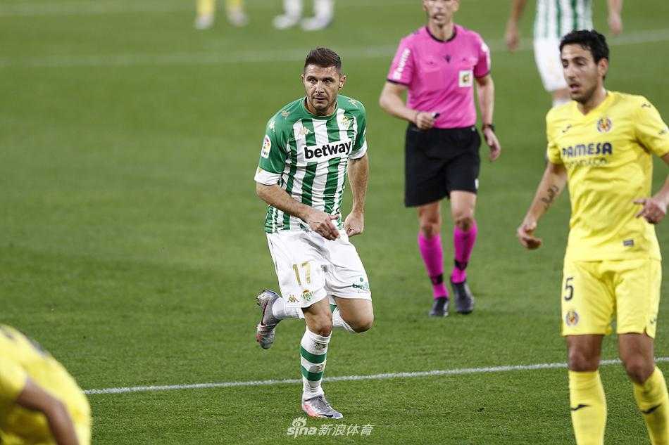 进球功臣鲁伊巴尔在轰入世界波后激情滑跪，五指张开指向天空，脸上洋溢着狂喜与释放，他身后的教练席和替补球员全部一跃而起，共同庆祝这粒石破天惊的扳平球。