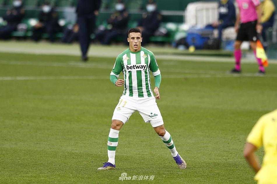 智利工程师佩莱格里尼在场边指挥若定，他双手下压，示意球队在扳平比分后保持冷静，眼神深邃地望向场内，仿佛在思考下一步的制胜策略，背后是洛佩拉球场热情的球迷看台。