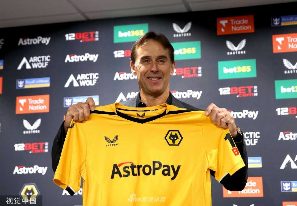 洛佩特吉手持狼队围巾向媒体展示，眼神中充满坚定与期待