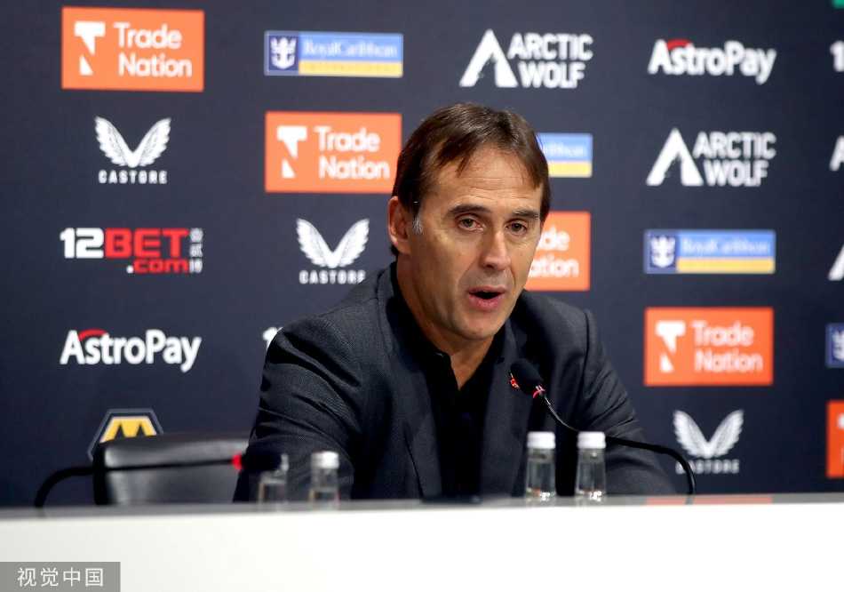 洛佩特吉在狼队队徽前郑重签名，象征与俱乐部的新盟约