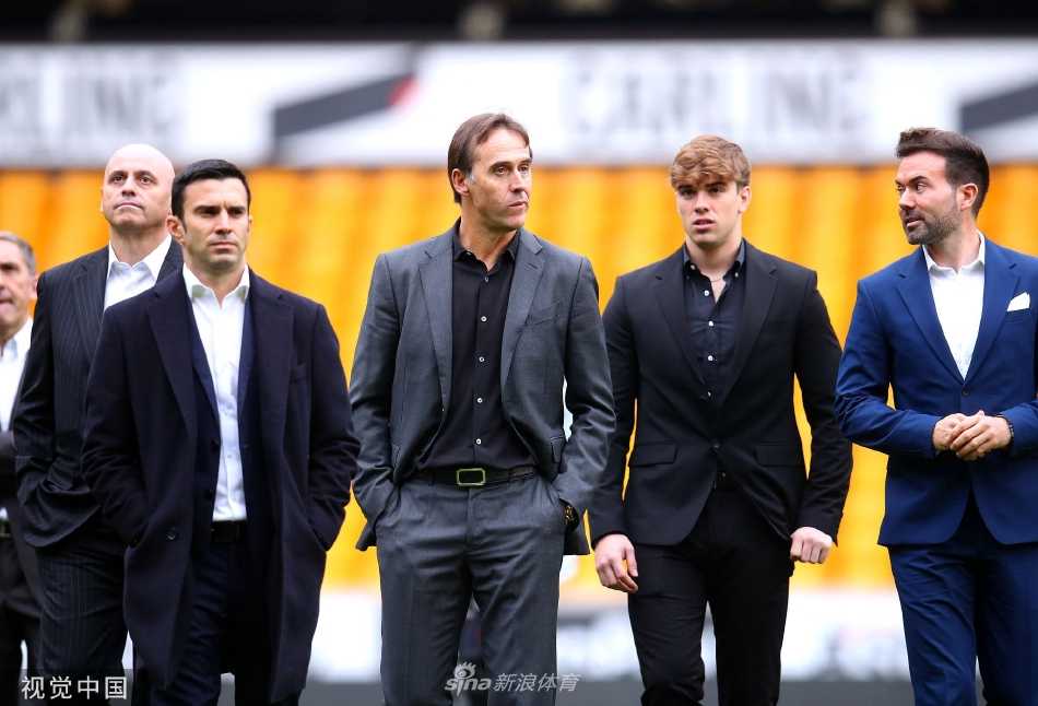 洛佩特吉与俱乐部高层并肩而坐，共同面对镜头展现团结协作