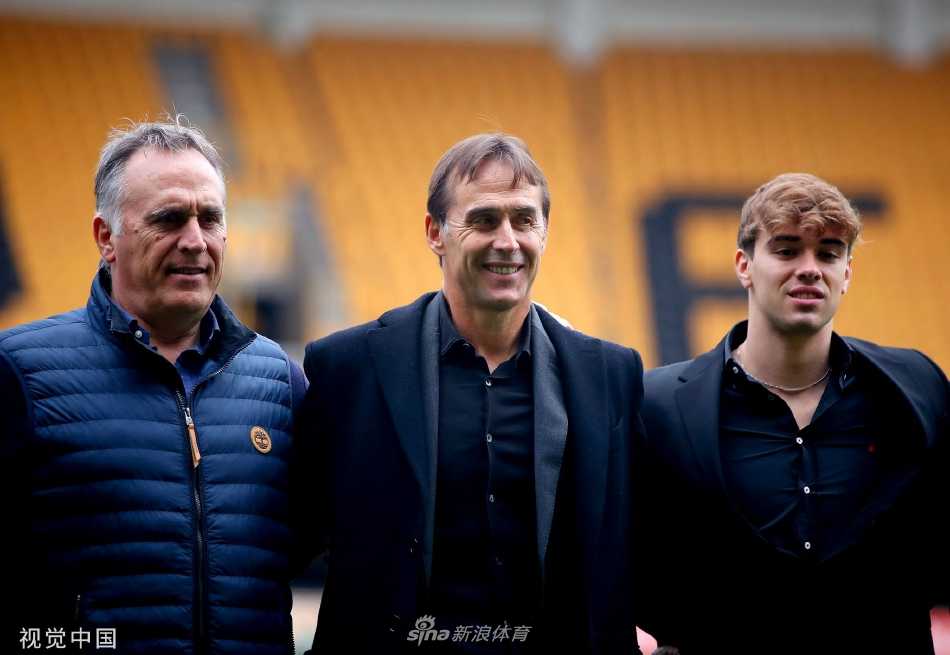 发布会全景，洛佩特吉被众多媒体话筒环绕，成为全场焦点