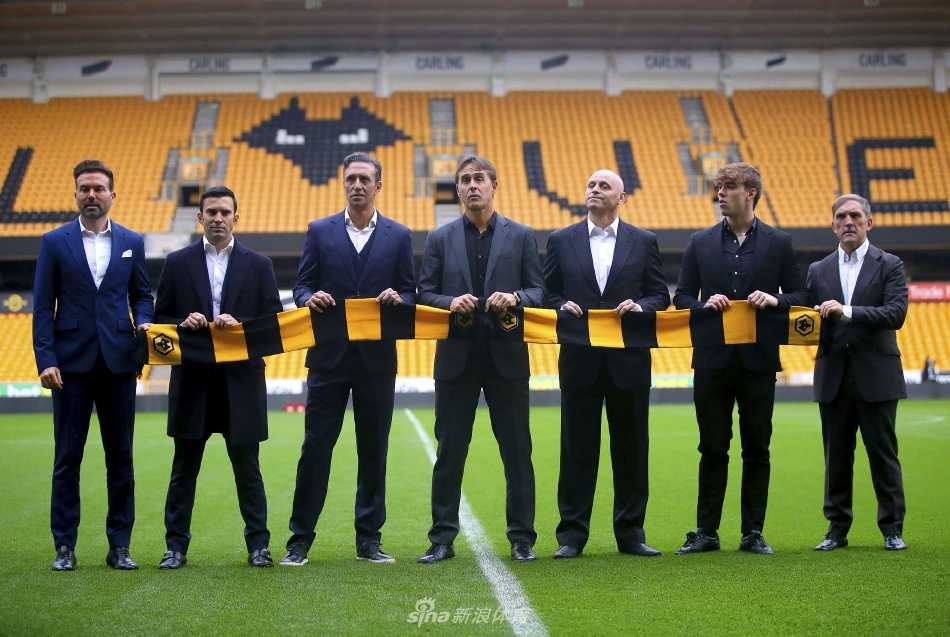 洛佩特吉侧耳倾听记者提问，神情专注而严肃