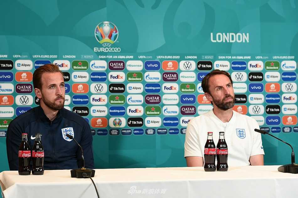 索斯盖特目光坚毅步入发布会现场，深色西装尽显儒帅风度，仿佛胸中早已运筹帷幄