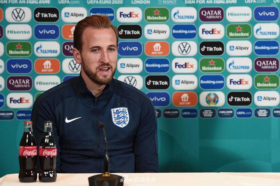 索斯盖特与凯恩在主席台并肩而坐，两人时而低头私语，传递着师徒间的绝对信任与默契